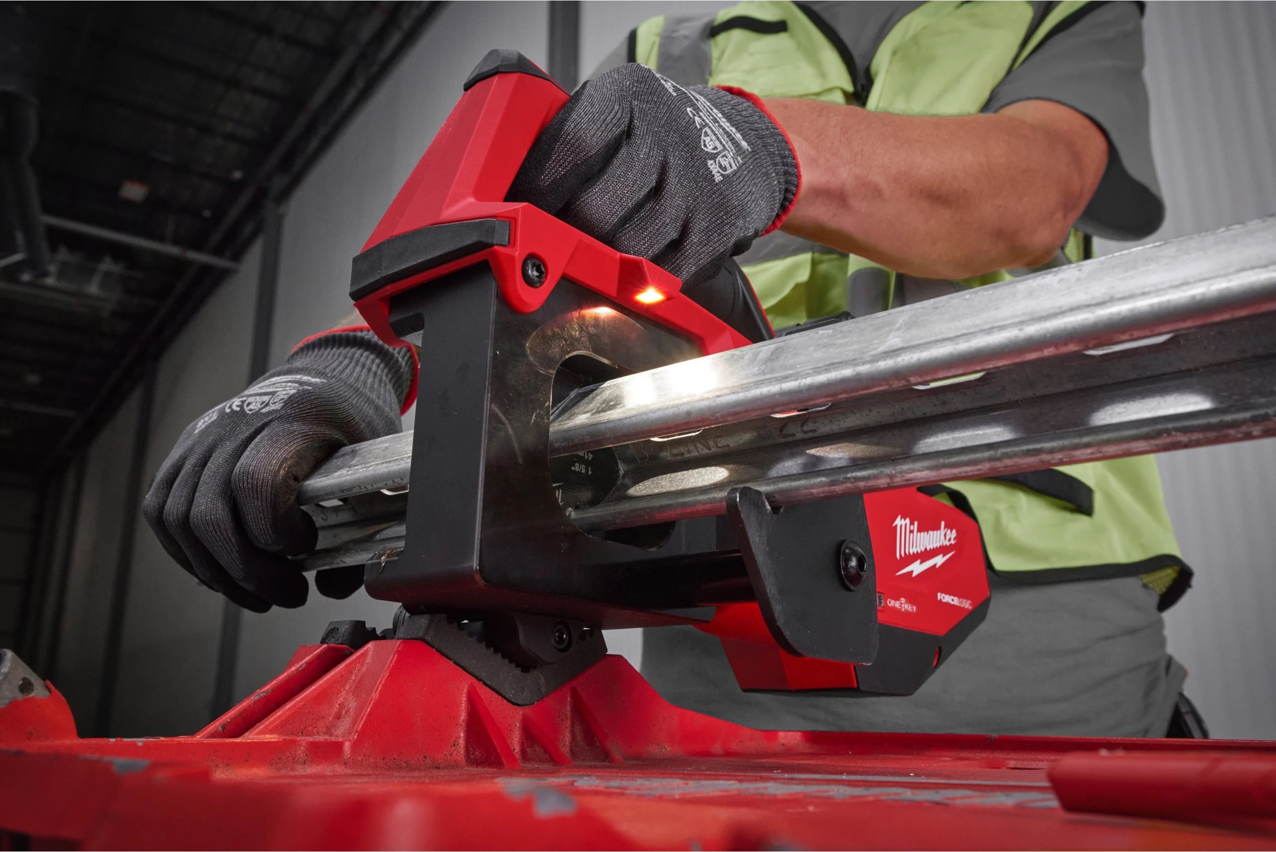 coupe-rail-de-supportage-milwaukee-m18-stso-0b